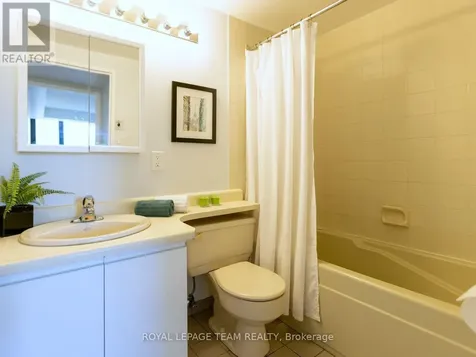 200 Bay Street Ottawa ON K1R 7W8