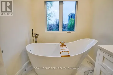 49 Aylen Avenue Ottawa ON K2A 3P7