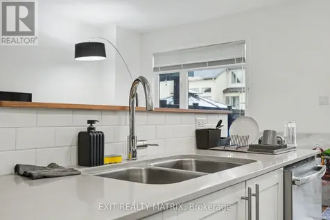 656 Putney Crescent West Ottawa ON K2S 2N7