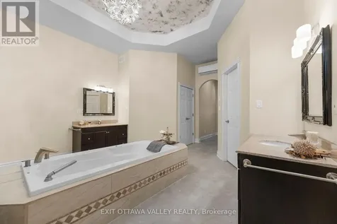 740 Walford Road Laurentian Valley ON K8A 6W5
