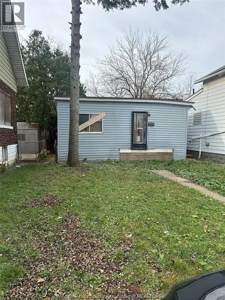 1679 Highland Windsor ON N8X 3R9