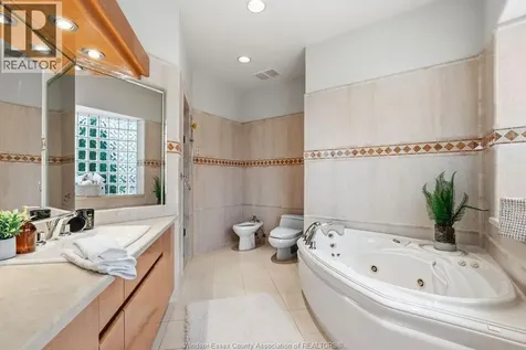 4572 Lake Grande Court Windsor ON N9G 2R3