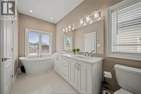 24 Peachtree Lane Chatham ON N7L 0G3
