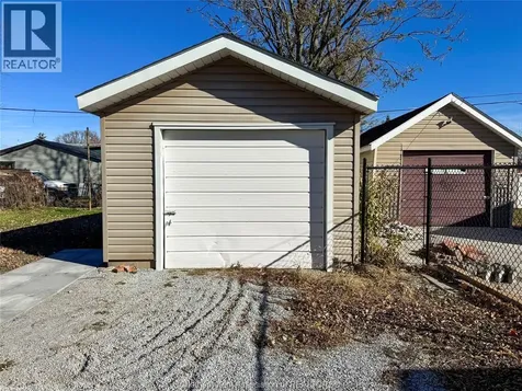 17 Mcnaughton Avenue Wallaceburg ON N8A 1R7