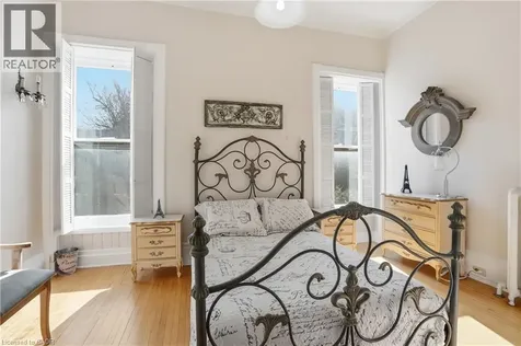 26 Ravenscliffe Avenue Hamilton ON L8P 3M4