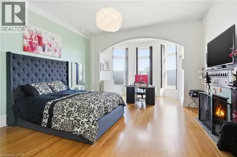 26 Ravenscliffe Avenue Hamilton ON L8P 3M4