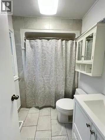 1058 California Windsor ON N9B 2Z7