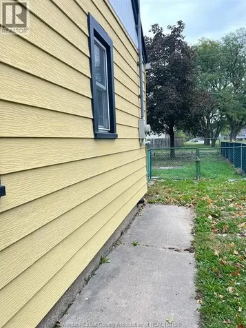 1058 California Windsor ON N9B 2Z7