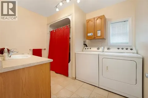 907 Gladstone Avenue Windsor ON N9A 2R5