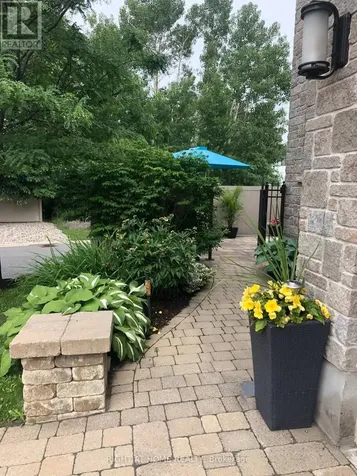 131 Issam Private Ottawa ON K1T 4B6