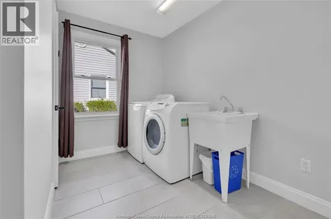 42 Grace Leamington ON N8H 1K9