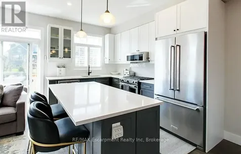 212 Courtland Street Blue Mountains ON L9Y 4E4