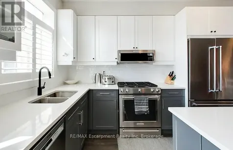 212 Courtland Street Blue Mountains ON L9Y 4E4
