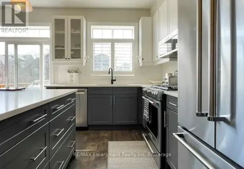 212 Courtland Street Blue Mountains ON L9Y 4E4