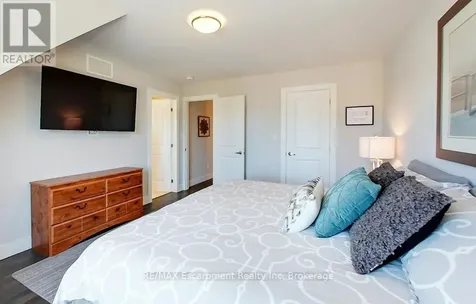212 Courtland Street Blue Mountains ON L9Y 4E4
