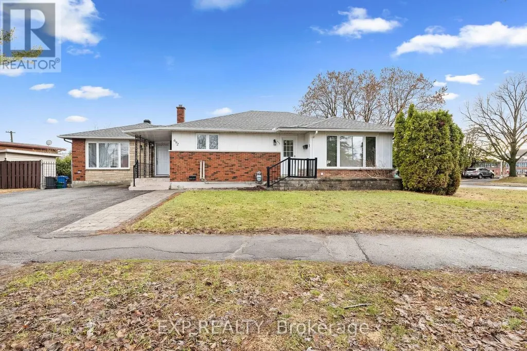 692 Claude Street Ottawa ON K1K 2S2