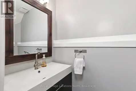 51 Lighthouse Lane West Collingwood ON L9Y 5C8