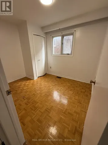 214 Fairglen Avenue Toronto (l'amoreaux) ON M1W 1B1