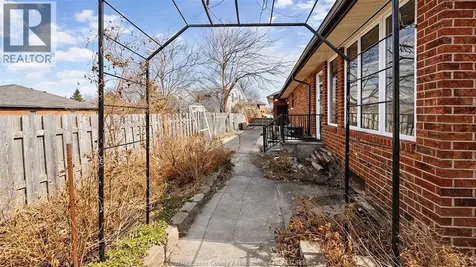 4585 Howard Avenue Windsor ON N9G 1P6