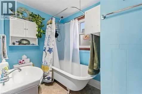 70 Riverside Drive Welland ON L3C 5E2