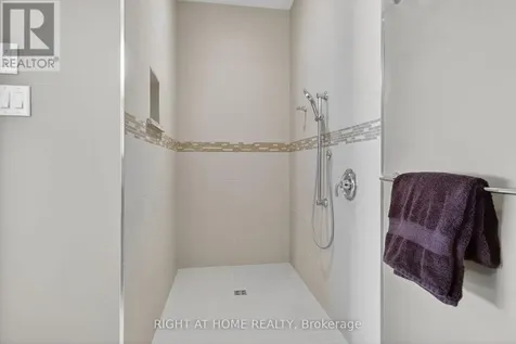 105 Ravenview Way Ottawa ON K2W 0E2