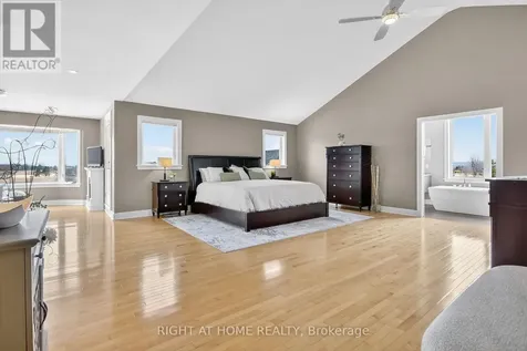 105 Ravenview Way Ottawa ON K2W 0E2