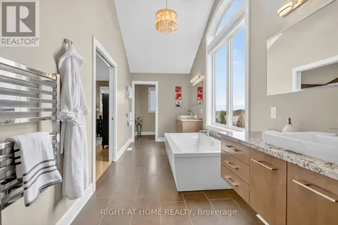 105 Ravenview Way Ottawa ON K2W 0E2