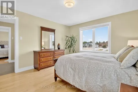 105 Ravenview Way Ottawa ON K2W 0E2