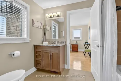 105 Ravenview Way Ottawa ON K2W 0E2