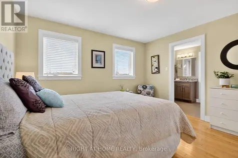 105 Ravenview Way Ottawa ON K2W 0E2