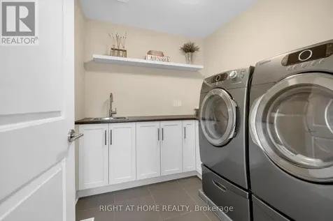 105 Ravenview Way Ottawa ON K2W 0E2