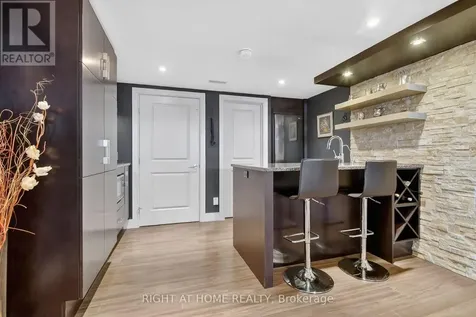 105 Ravenview Way Ottawa ON K2W 0E2