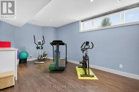 105 Ravenview Way Ottawa ON K2W 0E2