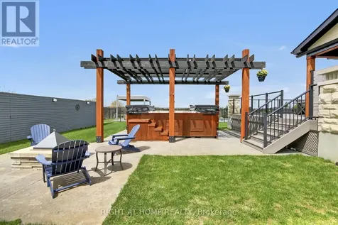 105 Ravenview Way Ottawa ON K2W 0E2