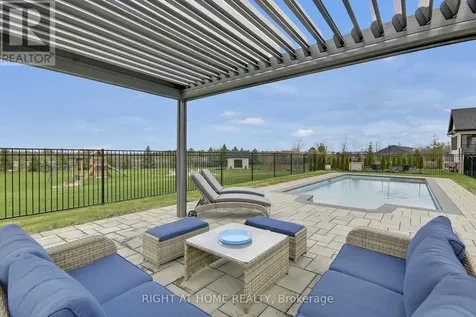 105 Ravenview Way Ottawa ON K2W 0E2