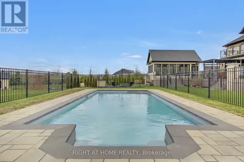 105 Ravenview Way Ottawa ON K2W 0E2