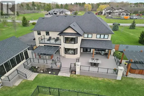 105 Ravenview Way Ottawa ON K2W 0E2