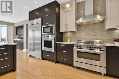 105 Ravenview Way Ottawa ON K2W 0E2