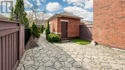 97 Zokol Drive Aurora ON L4G 0B9