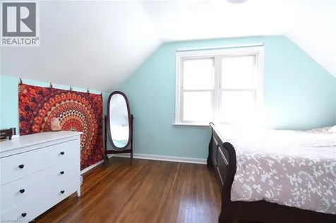 7 Cairns Avenue Dundas ON L9H 1G2