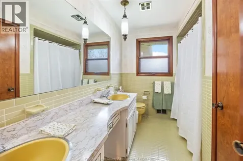 1565 Roxborough Windsor ON N9B 3H2