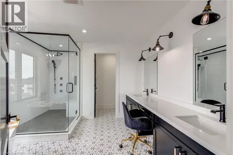 8 Edgeview Crescent Komoka ON N0L 1R0