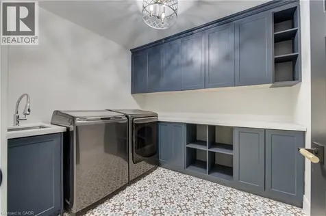 8 Edgeview Crescent Komoka ON N0L 1R0