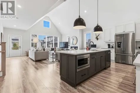 122 Courtland Street Blue Mountains ON L9Y 5L8