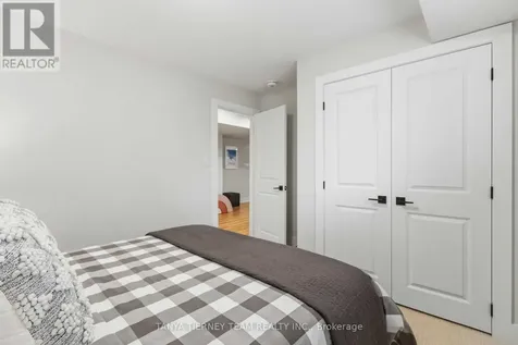 122 Courtland Street Blue Mountains ON L9Y 5L8