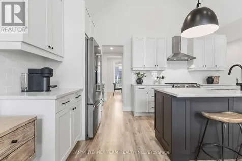 122 Courtland Street Blue Mountains ON L9Y 5L8