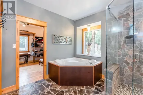 697 Lafontaine Road East Tiny ON L9M 0S5