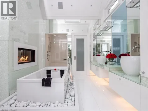 15 Chartwell Road Oakville ON L6J 3Z3