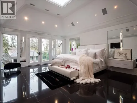 15 Chartwell Road Oakville ON L6J 3Z3