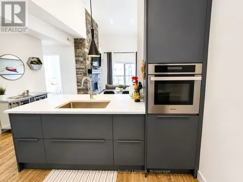 10 Beausoleil Lane Blue Mountains ON L9Y 2X5